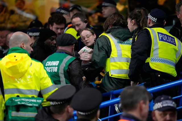 Ăn mừng quá khích, CĐV rời từ tầng hai khán đài trong trận đấu giữa Chelsea và Leeds - Ảnh 2.