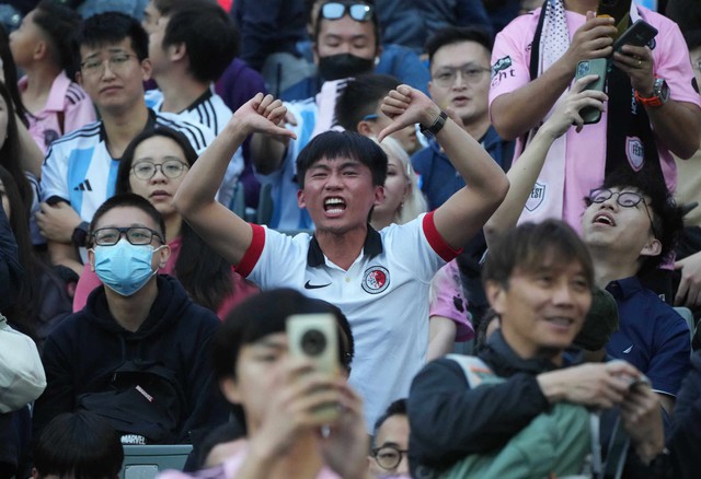 Messi không thi đấu ở Hong Kong, CĐV nổi giận la ó Beckham, đòi hoàn lại tiền vé - Ảnh 3.