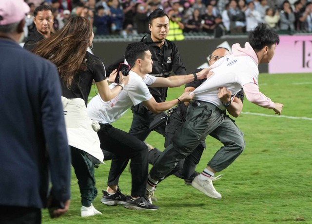 Messi không thi đấu ở Hong Kong, CĐV nổi giận la ó Beckham, đòi hoàn lại tiền vé - Ảnh 4.