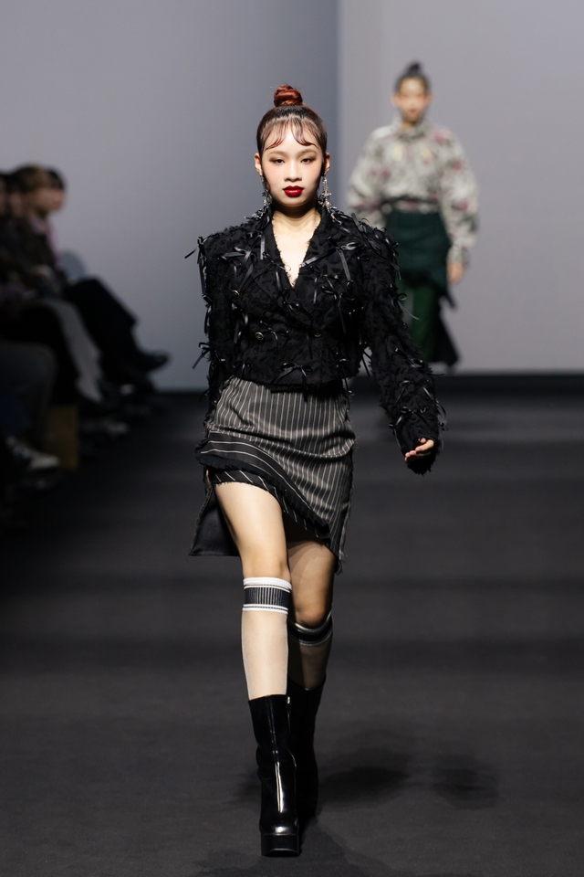 Almira Bảo Hà, Kelly Ngọc Anh thần thái trên sàn diễn Seoul Fashion Week - Ảnh 2.