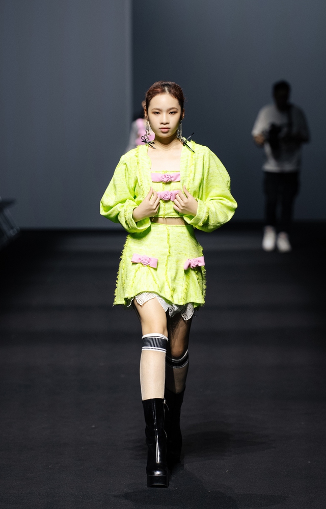 Almira Bảo Hà, Kelly Ngọc Anh thần thái trên sàn diễn Seoul Fashion Week - Ảnh 3.