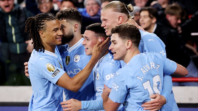 Foden lập hat-trick, Man City vượt qua Arsenal, phả hơi nóng lên Liverpool