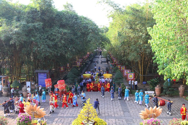 Thành phố Hồ Chí Minh dâng cúng bánh tét Quốc tổ Hùng Vương dịp Tết nguyên đán - Ảnh 2.