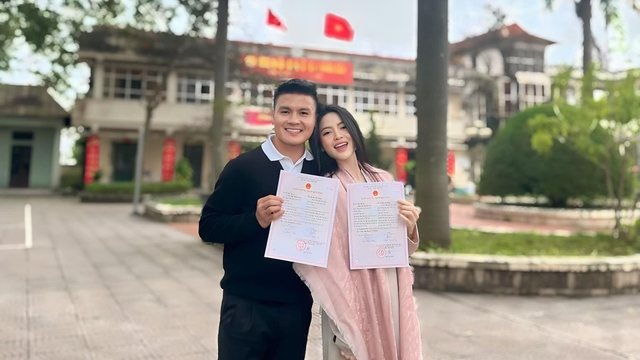 Quang Hải khoe giấy đăng ký kết hôn với Chu Thanh Huyền, dàn sao bóng đá Việt Nam gửi lời chúc mừng