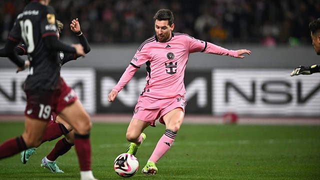 Messi gây tranh cãi tưng bừng khi không ra sân ở Hong Kong (TQ), nhưng lại đá giao hữu ở Nhật Bản