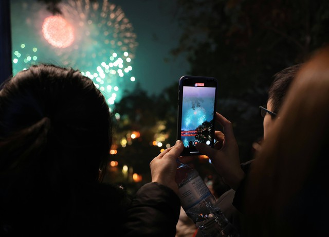 Hình ảnh pháo hoa rực sáng trên bầu trời Thủ đô chào đón Xuân Giáp Thìn 2024 - Ảnh 17.