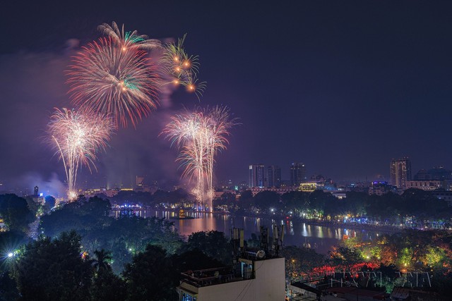 Hình ảnh pháo hoa rực sáng trên bầu trời Thủ đô chào đón Xuân Giáp Thìn 2024 - Ảnh 2.