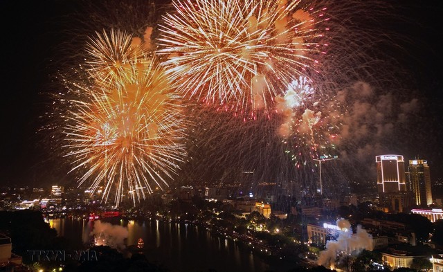 Hình ảnh pháo hoa rực sáng trên bầu trời Thủ đô chào đón Xuân Giáp Thìn 2024 - Ảnh 6.