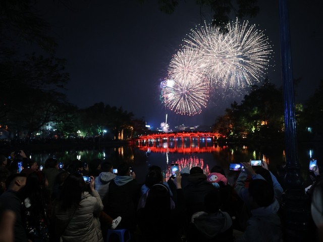 Hình ảnh pháo hoa rực sáng trên bầu trời Thủ đô chào đón Xuân Giáp Thìn 2024 - Ảnh 7.