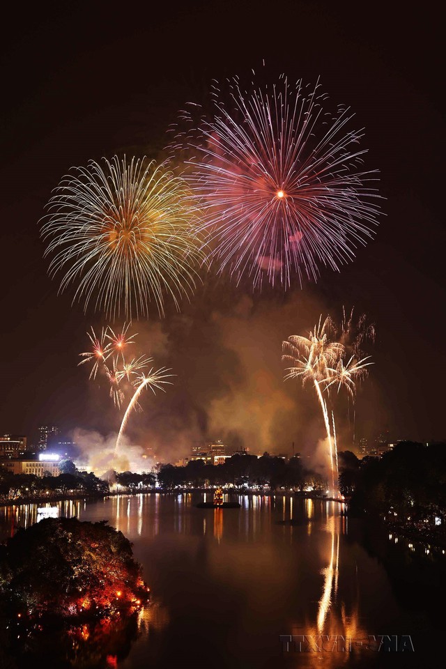 Hình ảnh pháo hoa rực sáng trên bầu trời Thủ đô chào đón Xuân Giáp Thìn 2024 - Ảnh 14.