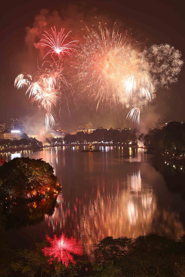 Hình ảnh pháo hoa rực sáng trên bầu trời Thủ đô chào đón Xuân Giáp Thìn 2024 - Ảnh 11.