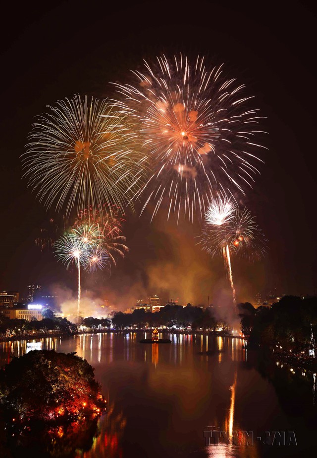 Hình ảnh pháo hoa rực sáng trên bầu trời Thủ đô chào đón Xuân Giáp Thìn 2024 - Ảnh 13.