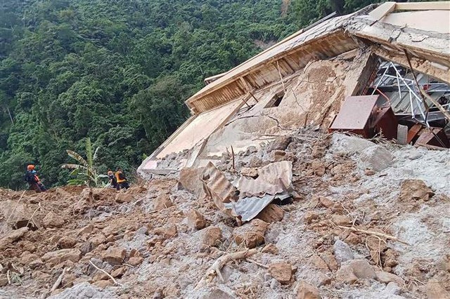 Philippines: Bé gái sống sót thần kỳ sau gần 60 giờ bị vùi lấp do lở đất - Ảnh 1.