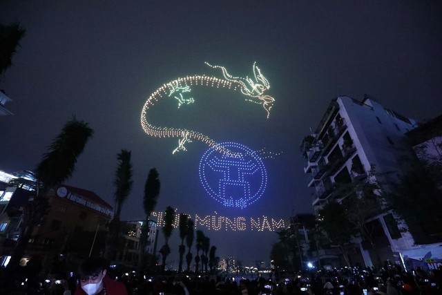 Chiêm ngưỡng những màn trình diễn ánh sáng nghệ thuật bằng drones chào năm mới Giáp Thìn 2024 - Ảnh 1.