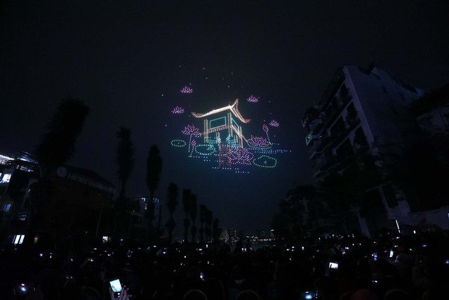 Chiêm ngưỡng những màn trình diễn ánh sáng nghệ thuật bằng drones chào năm mới Giáp Thìn 2024 - Ảnh 3.