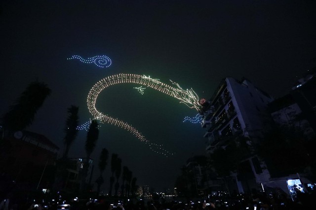 Chiêm ngưỡng những màn trình diễn ánh sáng nghệ thuật bằng drones chào năm mới Giáp Thìn 2024 - Ảnh 7.