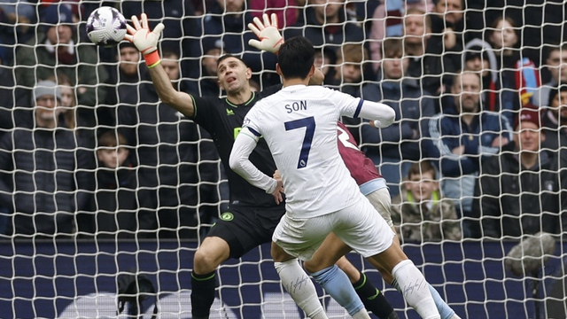 Son Heung Min rực sáng, Tottenham bắn sập Villa Park, bỏ xa MU trong cuộc đua Top 4