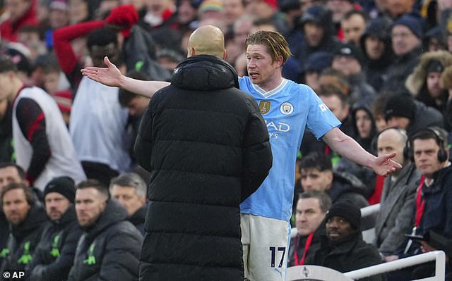 De Bruyne tỏ thái độ khi bị thay ra, Guardiola chỉ nói đúng một câu - Ảnh 2.