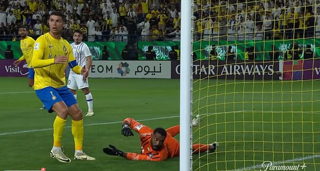 Al Nassr was eliminated in the Asian Cup, Ronaldo was criticized by West Asia newspaper for having 'the strangest miss of his career' - Photo 4.