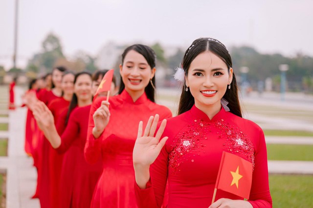 Hoa hậu Bích Hạnh cùng phụ nữ TP. Phan Rang xếp hình bản đồ Việt Nam - Ảnh 2.