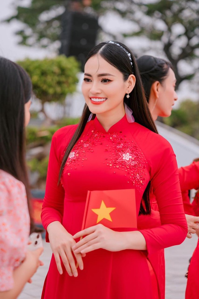Hoa hậu Bích Hạnh cùng phụ nữ TP. Phan Rang xếp hình bản đồ Việt Nam - Ảnh 4.