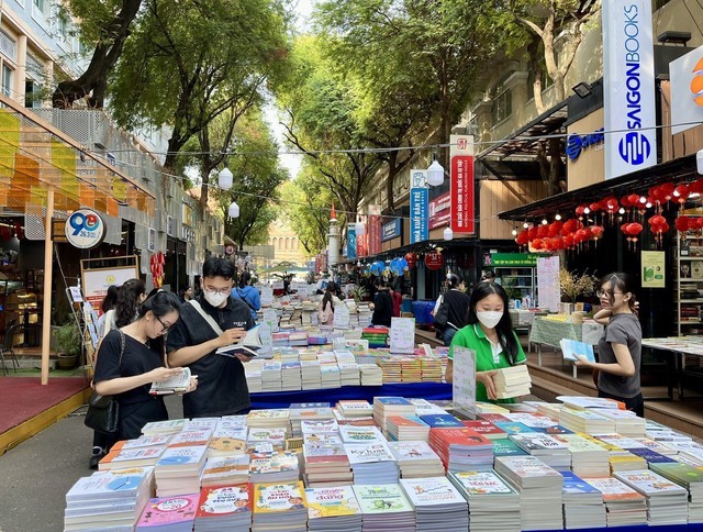 Nhiều tựa sách mới được giới thiệu tại Hội Sách xuyên Việt 2024 - Ảnh 1.