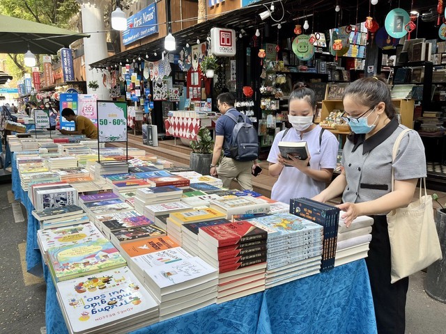 Nhiều tựa sách mới được giới thiệu tại Hội Sách xuyên Việt 2024 - Ảnh 2.