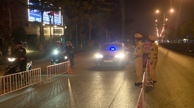 Cảnh sát khuyến cáo biện pháp đảm bảo an toàn giao thông khi đi ban đêm - Ảnh 1.
