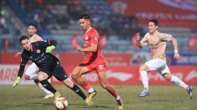 Filip Nguyễn bất lực, thủng lưới 4 bàn và thua 2 trận liền trong 4 ngày trước đội xếp áp chót V-League