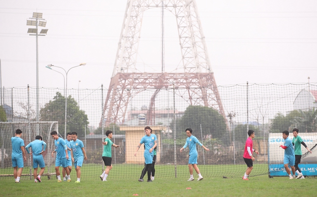 Tuấn Anh tập luyện vui vẻ với CLB Nam Định, nhưng đầu gối vẫn khiến CĐV lo lắng - Ảnh 2.