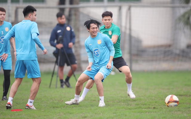 Tuấn Anh tập luyện vui vẻ với CLB Nam Định, nhưng đầu gối vẫn khiến CĐV lo lắng - Ảnh 3.