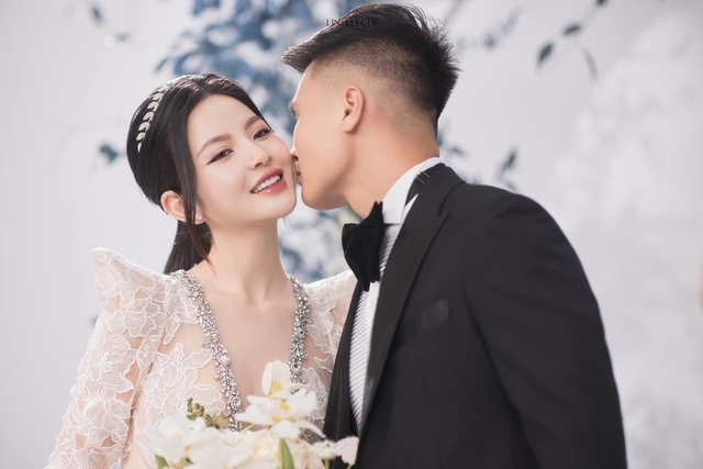 Quang Hải và Chu Thanh Huyền 'khóa môi' cực tình trong bộ ảnh cưới - Ảnh 2.