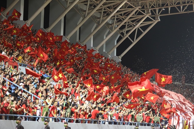 CĐV Đông Nam Á ngả mũ trước hình ảnh SVĐ Cẩm Phả ngập tràn sắc đỏ khi Huỳnh Như và ĐT Việt Nam làm nên 'cú hat-trick lịch sử' - Ảnh 2.
