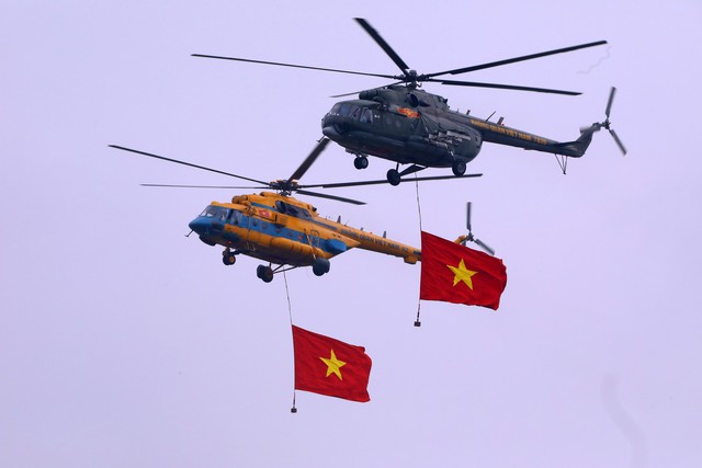 9 trực thăng bay chào mừng tại Lễ kỷ niệm 70 năm Chiến thắng Điện Biên Phủ - Ảnh 1.