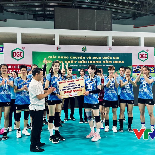 Lê Thị Dung và đồng đội ở Xi măng Long Sơn Thanh Hóa thi đấu thăng hoa và nhận thưởng lớn ở giải VĐQG 2024
