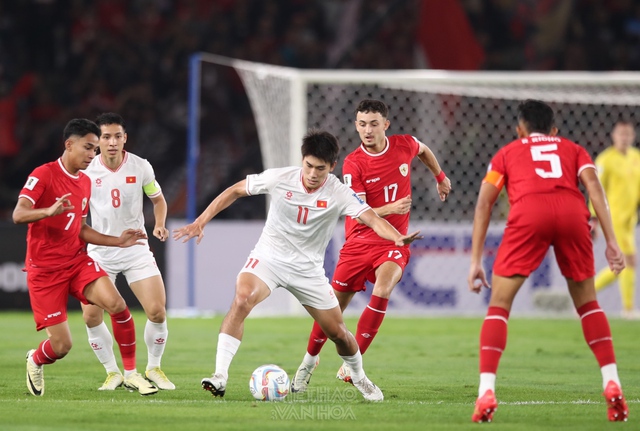 Tuyển Việt Nam (áo trắng) thất bại đáng tiếc trước Indonesia ở lượt đi vòng loại thứ 2 World Cup 2026. Ảnh: Minh Dân