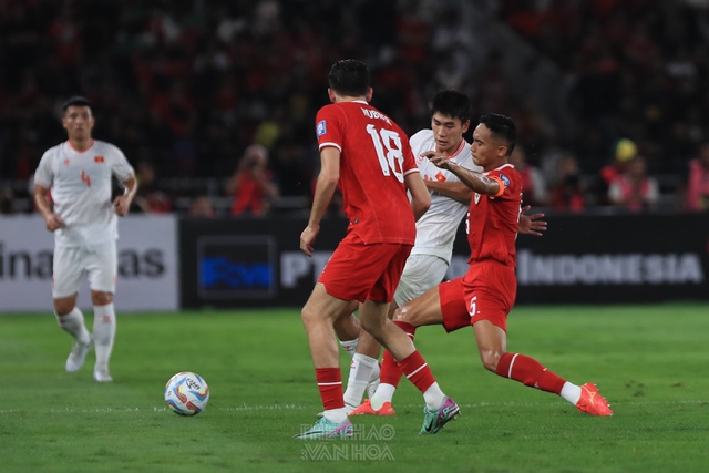 Tuyển Việt Nam (áo trắng) thua Indonesia 0-1 ở lượt đi vòng loại thứ 2 World Cup 2026. Ảnh: Minh Dân