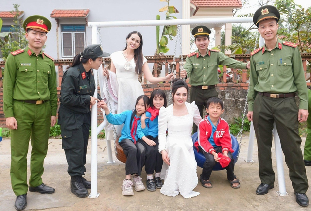 Hoa hậu Phan Kim Oanh tặng sân chơi thiếu nhi cho trẻ em  - Ảnh 1.