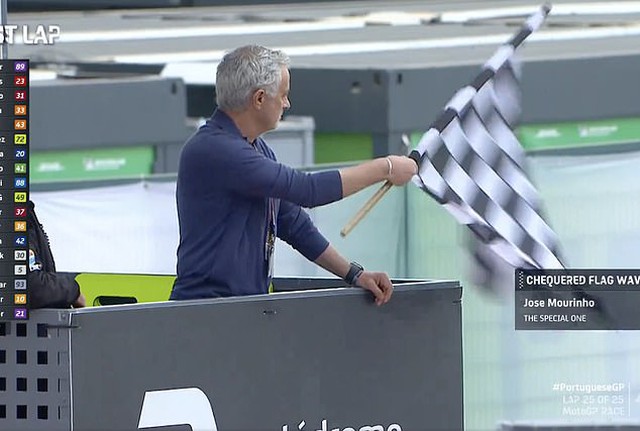 Mourinho vẫy cờ 'cực dẻo' tại giải đua xe Bồ Đào Nha, phản ứng của nhà vô địch còn thú vị hơn - Ảnh 2.