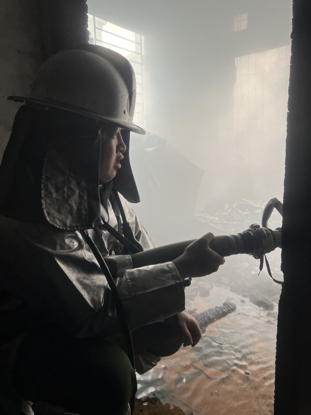 Kịp thời dập tắt đám cháy tại ngôi nhà 5 tầng ở phố Đào Tấn - Ảnh 1.