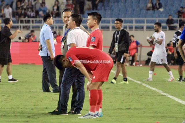 Quang Hải đứng lặng lẽ sau trận đấu với Indonesia - Ảnh 2.