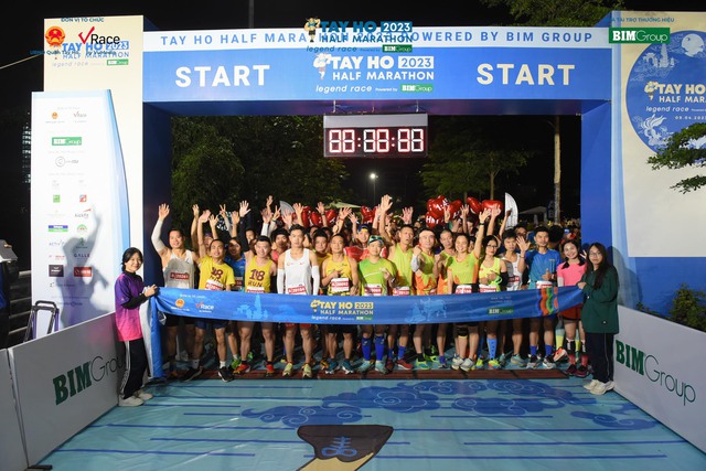 Hơn 10.000 VĐV tham dự Tay Ho Half Marathon 2024 - Ảnh 2.