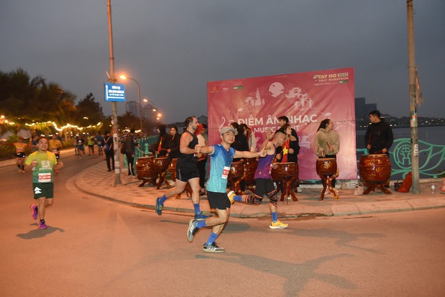 Hơn 10.000 VĐV tham dự Tay Ho Half Marathon 2024 - Ảnh 3.
