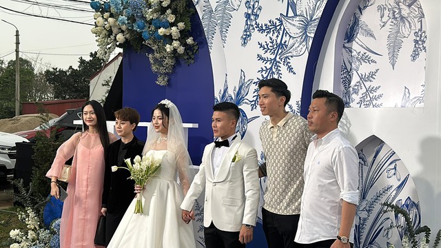HLV Park Hang Seo xuất hiện ở đám cưới Quang Hải, CĐV liên tục nhắc tên một người - Ảnh 4.