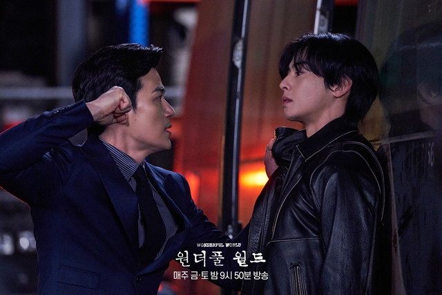 Tập mới 'Wonderful World': Cha Eun Woo đối đầu đầy căng thẳng với Kim Kang Woo - Ảnh 1.