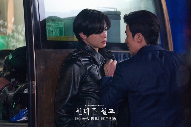 Tập mới 'Wonderful World': Cha Eun Woo đối đầu đầy căng thẳng với Kim Kang Woo - Ảnh 2.