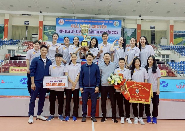Nguyễn Thị trinh (ngoài cùng hàng sau bên phải) vô địch cúp Hoa Lư Bình Điền 2024  cùng Ninh Bình LVPB