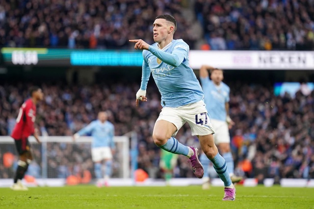 Phil Foden: Từ cậu bé nhặt bóng đến cầu thủ xuất sắc nhất Premier League - Ảnh 2.