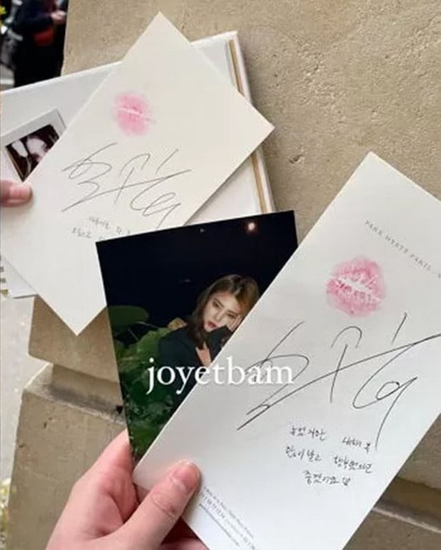Fan mê mẩn những lá thứ viết tay được niêm phong bằng nụ hôn son môi của Han So Hee - Ảnh 1.