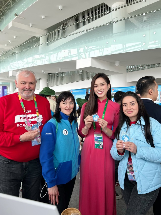 Đỗ Thị Hà diện áo dài tại Liên hoan Thanh niên thế giới 2024 ở Nga - Ảnh 9.